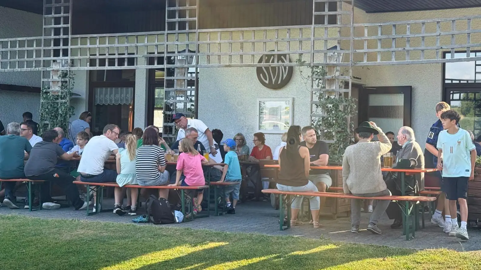 Die Terrasse der Sportheims bot kaum genug Platz für alle Gäste. (Bild: Johannes Koller)