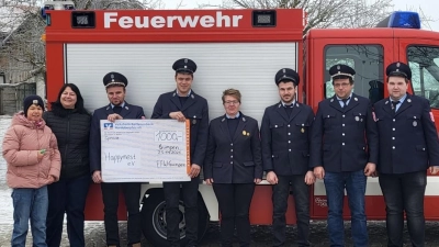 Spendenübergabe am Gerätehaus der FFW Gumpen (Von links Jana Lindner, Matthias Lindner, Andreas Mayerhöfer, Michaela Schrott, Manuel Lindner, Stefan Mayerhöfer, Andreas Richtmann) (Bild: Peter Schrott)