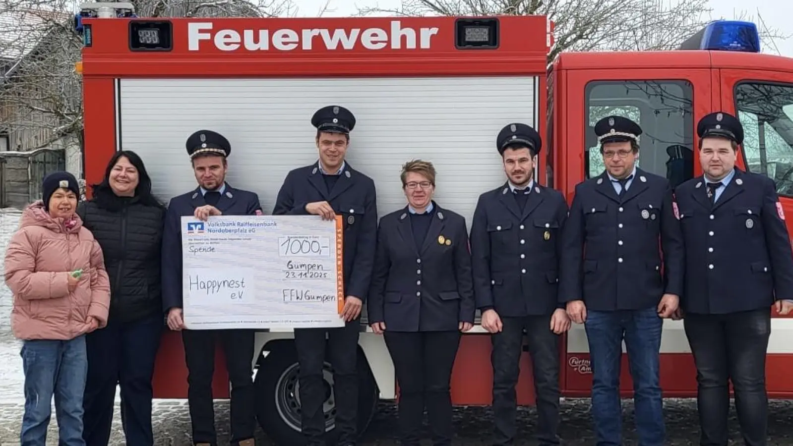 Spendenübergabe am Gerätehaus der FFW Gumpen (Von links Jana Lindner, Matthias Lindner, Andreas Mayerhöfer, Michaela Schrott, Manuel Lindner, Stefan Mayerhöfer, Andreas Richtmann) (Bild: Peter Schrott)