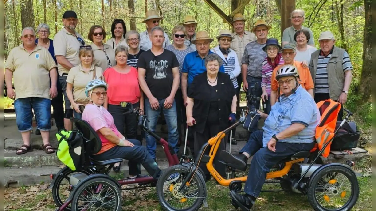 Nachdem schon einige Gäste den Heimweg angetreten hatten stellten sich die übrigen Gäste zu einem Erinnerungsfoto auf.  (Bild: Fabian Franke)