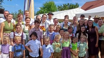 Nachdem Anna Wendl (hinten 5. von links, mit Blumenstrauß) und Leon Panzer (hinten 6. von links) zum Oberkirwapaar gekürt waren und die Kinder-. Teenie- und Erwachsenen-Kirwapaare den Ehrenwalzer getanzt hatten, ließen sie sich mit ihrer Tanzlehrerin Eva Pfab (hinten links) sowie den Nachwuchstrainern Jonas Arnold (2. von links) und Eva Pfab-Ries (4. von links) fotografieren. (Bild: Werner Schulz)