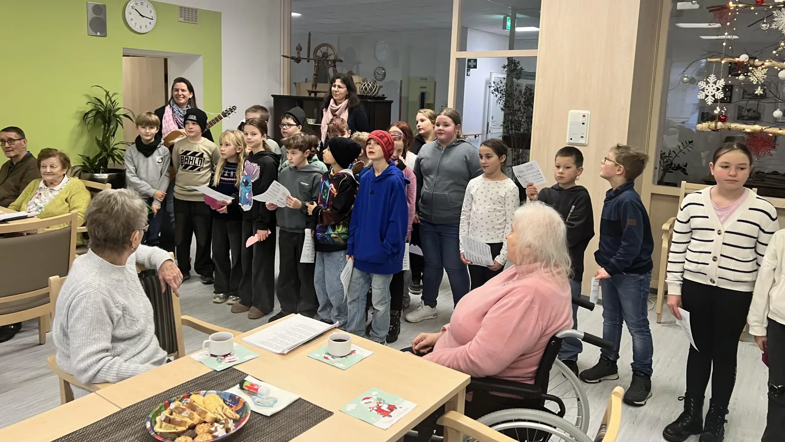 Die Viertklässler der Pestalozzi-Schule sangen beliebten Weihnachtslieder. (Bild: Marina Fink)