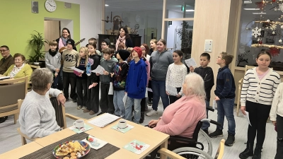 Die Viertklässler der Pestalozzi-Schule sangen beliebten Weihnachtslieder. (Bild: Marina Fink)