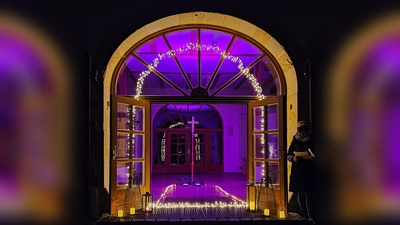 Das Adventsfenster am Martinssaal. (Bild: Markus König)