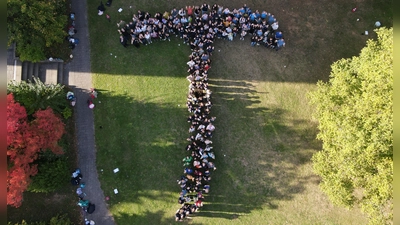 Die Ministrantinnen und Ministranten formen das Tau-Kreuz. (Bild: Bastian Haller)