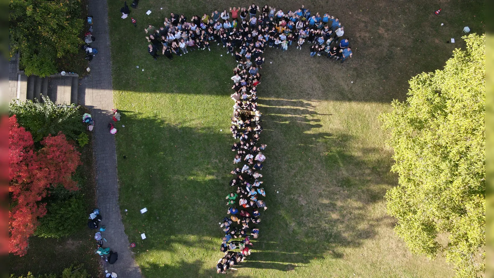 Die Ministrantinnen und Ministranten formen das Tau-Kreuz. (Bild: Bastian Haller)