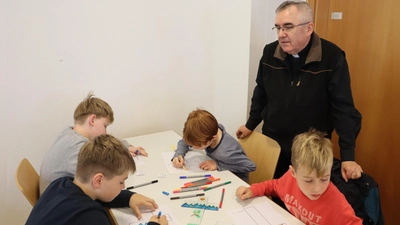 Pfarrer Slawomir Niemczewski freute sich sehr über die schönen bemalten Glaskreuze. (Bild: Michael Rabenhofer)