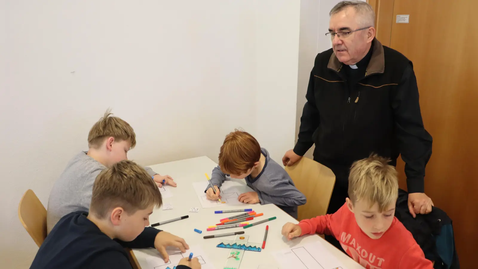 Pfarrer Slawomir Niemczewski freute sich sehr über die schönen bemalten Glaskreuze. (Bild: Michael Rabenhofer)