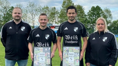 Die geehrten Spieler Stefan Pühl und Michael Rix (Mitte) mit Spartenleiter Florian Dötsch und 2. Vorsitzenden Melanie Buttler (Bild: Natascha Grübel)