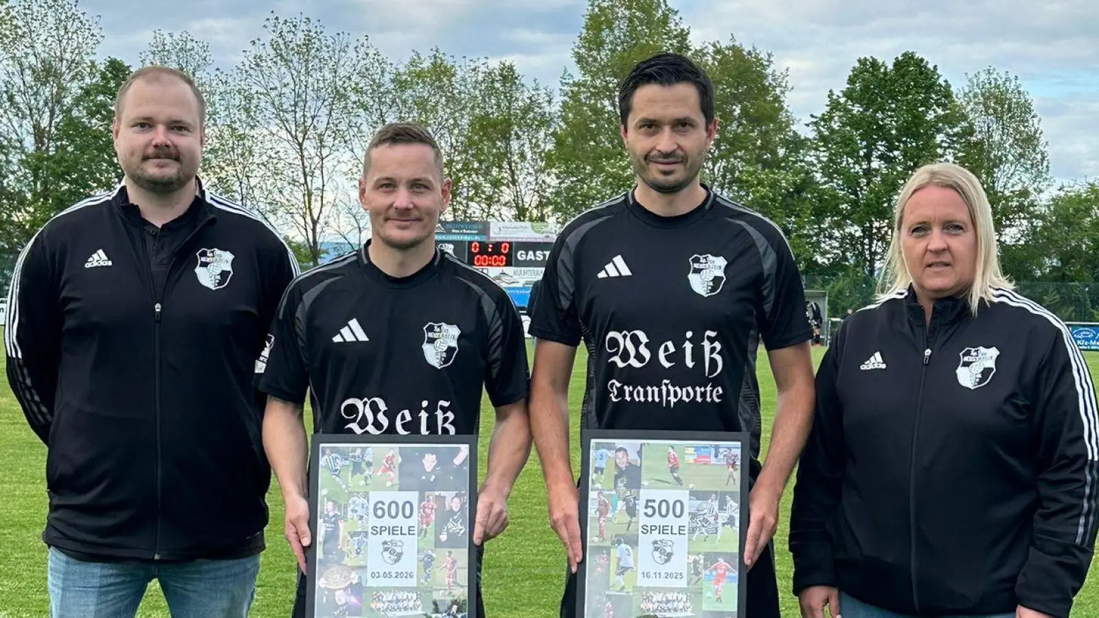 Die geehrten Spieler Stefan Pühl und Michael Rix (Mitte) mit Spartenleiter Florian Dötsch und 2. Vorsitzenden Melanie Buttler (Bild: Natascha Grübel)