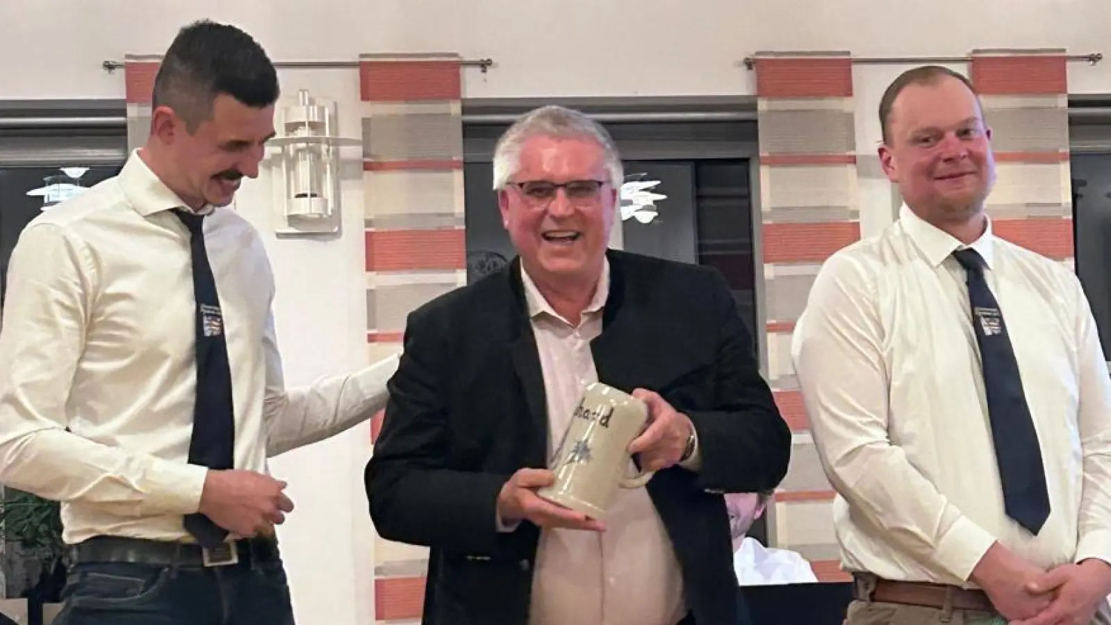 Andreas Igl (links) und Christian Maier (rechts) bedanken sich bei Bürgermeister Richard Tischler für 12 Jahre Zusammenarbeit und überreichen ihm einen personalisierten Bierkrug. (Bild: Eva Brunner)