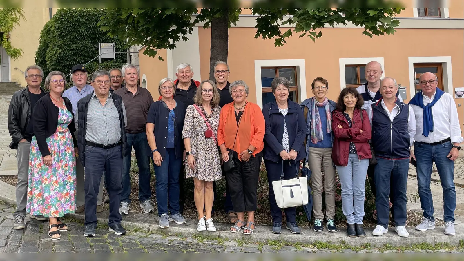 Die ehemaligen Schülerinnen und Schüler des Abiturjahrgangs 1975 trafen sich wieder einmal in Oberviechtach. (Bild: Elfriede Weiß)
