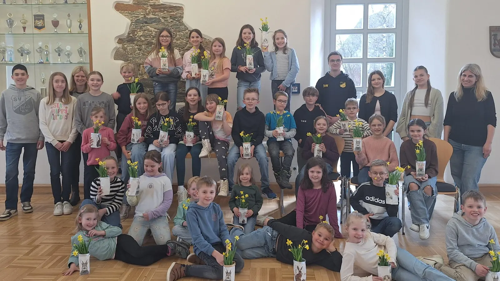 Die teilnehmenden Kinder mit den Verantwortlichen der Kirchenverwaltung Michaela Teubner u. Daniela Malzer. (Bild: Daniela Malzer)