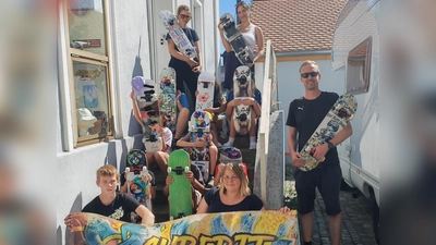 Die Kinder und Betreuer der HPT St. Martin mit dem Team von Shredit (Fabian und Daniela Hümmer) vor deren Skateshop in Sulzbach-Rosenberg. Es fehlt: Christian Hümmer. (Bild: Sebastian Kopp)