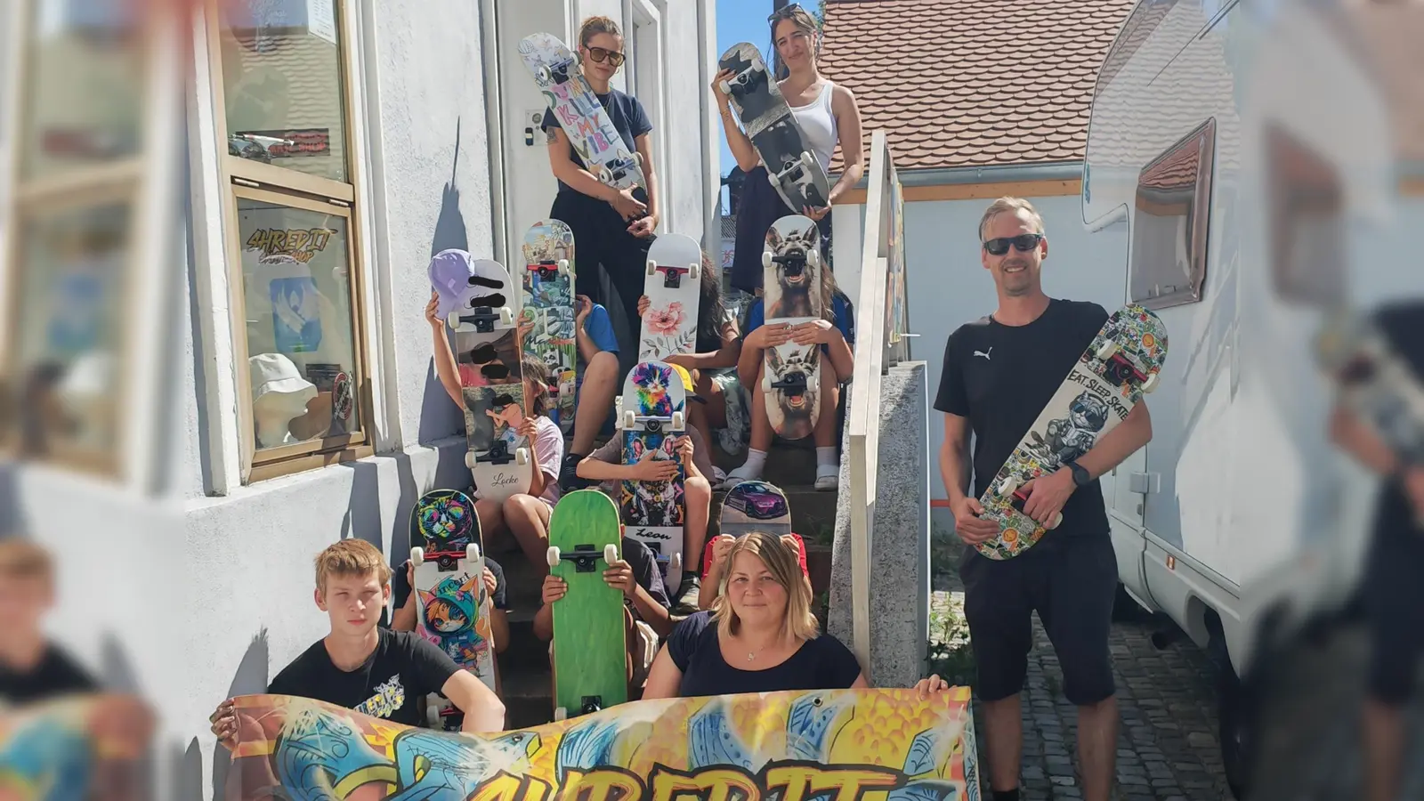 Die Kinder und Betreuer der HPT St. Martin mit dem Team von Shredit (Fabian und Daniela Hümmer) vor deren Skateshop in Sulzbach-Rosenberg. Es fehlt: Christian Hümmer. (Bild: Sebastian Kopp)
