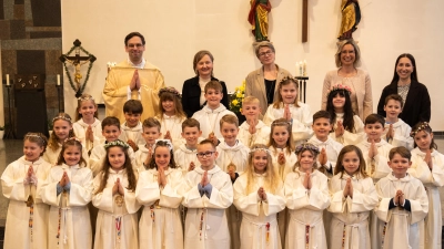Die Kommunionkinder mit ihren Wegbegleitern, v. l. Pfarrer Dominik Mitterer, GR Regina Probst, Klassleitung Ulrike Amann, Schulleitung Nina Schmidt, Klassleitung Muna Koecer. (Bild: Julian Probst )