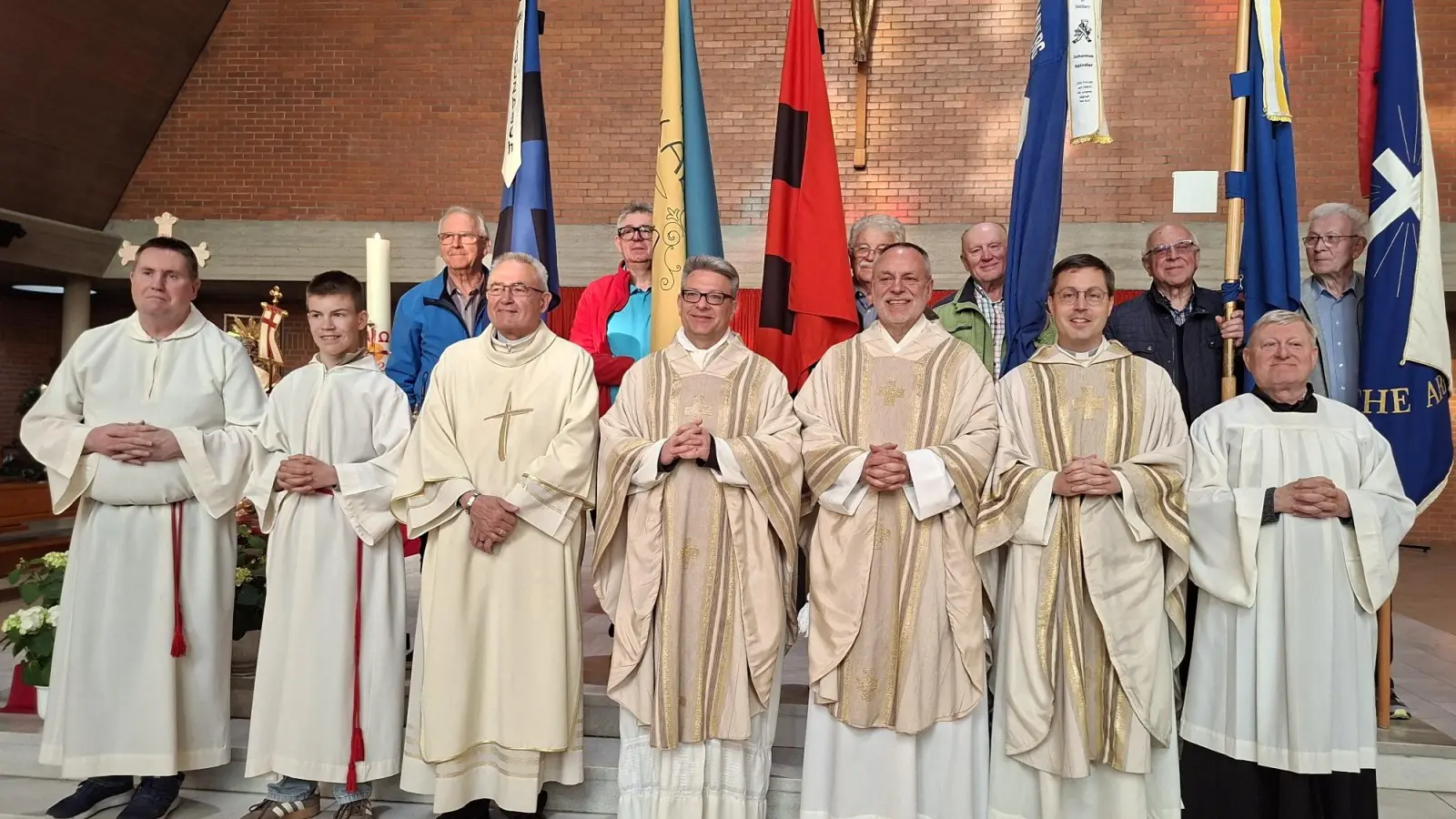 Gruppenbild mit den Ministranten, Seelsorgern und den Bannerabordnungen (von links): Sulzbach, Rieden, Herz-Jesu Rosenberg, St. Georg Amberg, Hl. Dreifaltigkeit Amberg und St. Konrad Amberg. (Bild: Hildegard Zimmer-Sperl)