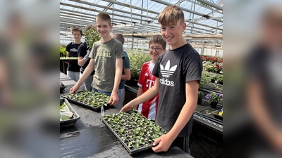 Erfolgreiche Nachwuchsgärtner: Schüler mit den Kräutersetzlingen, die sie bei ihrem Besuch in der Gärtnerei Söllner selbst gesteckt haben. (Bild: Andrea Rembeck)