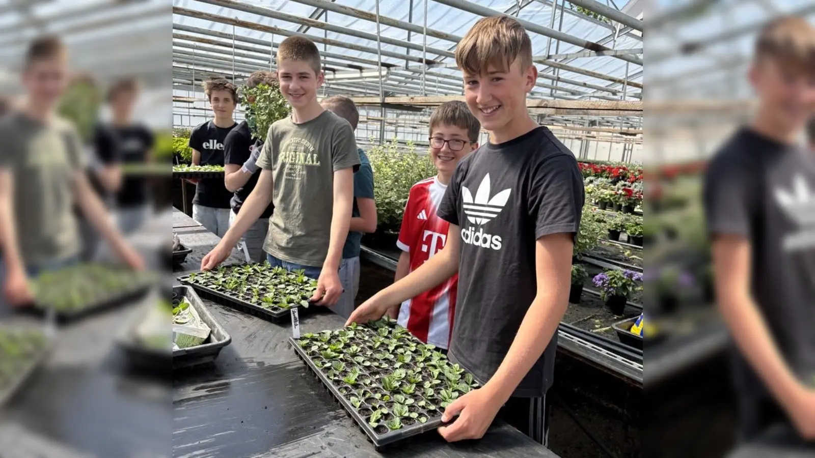 Erfolgreiche Nachwuchsgärtner: Schüler mit den Kräutersetzlingen, die sie bei ihrem Besuch in der Gärtnerei Söllner selbst gesteckt haben. (Bild: Andrea Rembeck)