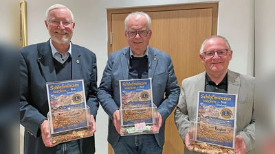 In einer Mitgliederversammlung wurden die Sammelboxen der Weidener Lions vorgestellt: Sekretär Gerard Ivey-Frank (von links), Präsident Dr. Franz Wach, Hilfswerk-Vorsitzender Dr. Elmar Baumer. (Bild: Stefan Zaruba )