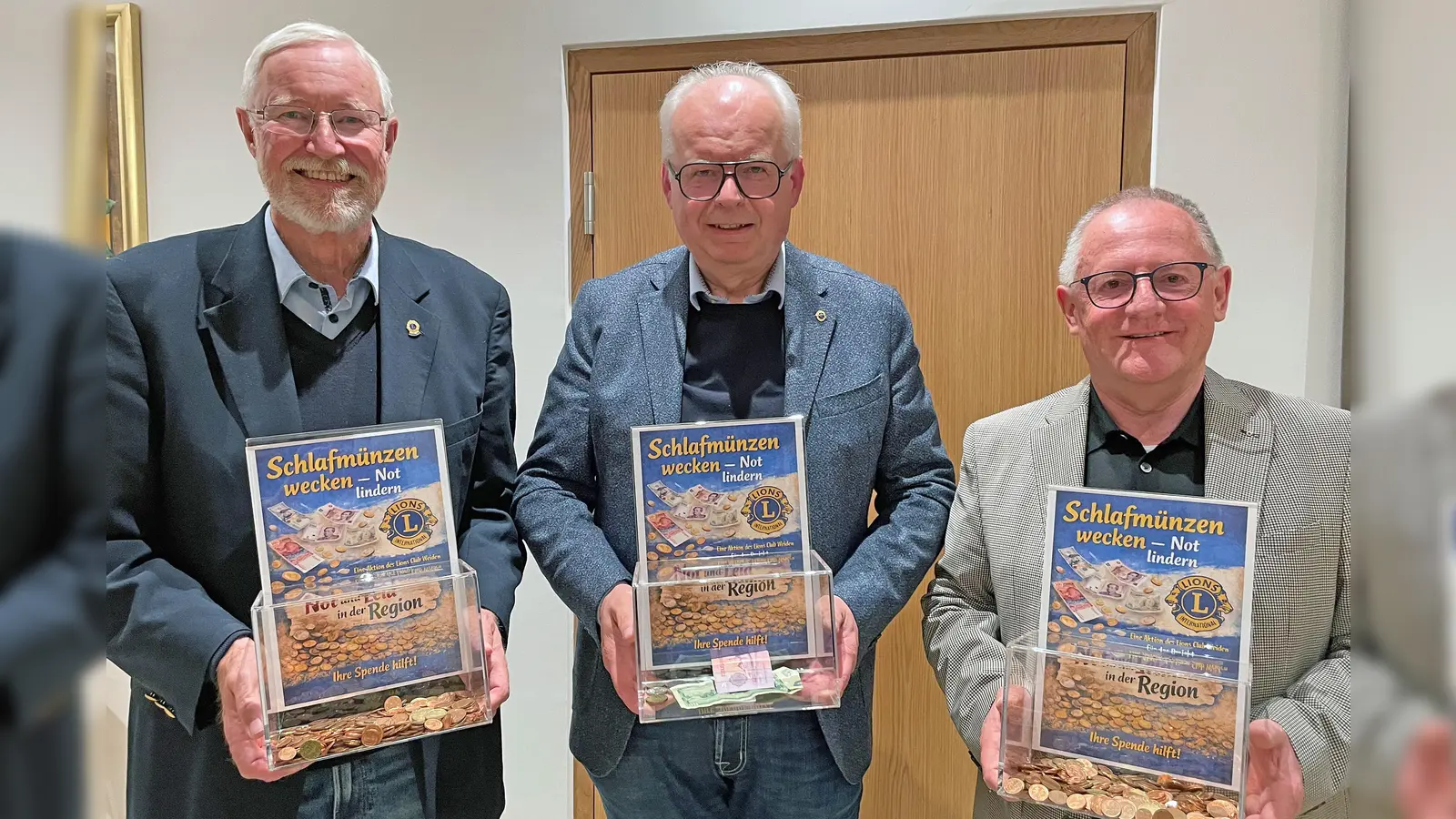 In einer Mitgliederversammlung wurden die Sammelboxen der Weidener Lions vorgestellt: Sekretär Gerard Ivey-Frank (von links), Präsident Dr. Franz Wach, Hilfswerk-Vorsitzender Dr. Elmar Baumer. (Bild: Stefan Zaruba )