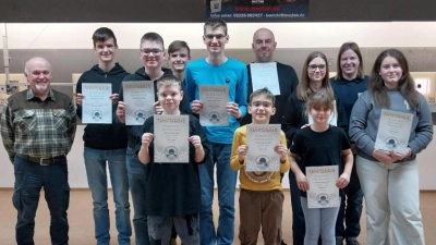 Die erfolgreichen Vereinsmeister mit Schießleiterin Stefanie Kryschak (2. von rechts) und stellvertretendem Schießleiter Franz Pfab (links) (Bild: Ruth Kryschak)
