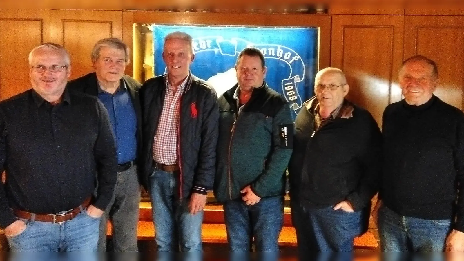 Die Vorstandschaft des Schlosskapellenvereins wure in ihren Ämtern bestätigt: v.l. Alfons Schmitzer jun., Werner Winderl, Franz Schmidl, Gerhard Armer, Alfons Schmitzer sen., Hermann Haas (Bild: Hermann Haas)