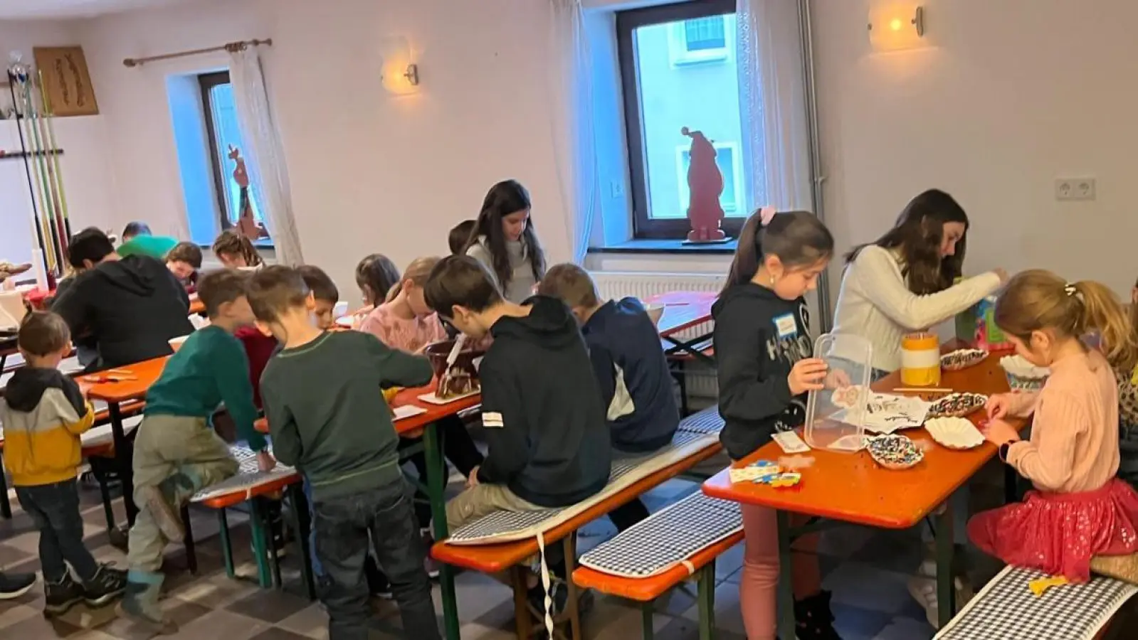 Die Kinder lassen ihrer Kreativität freien Lauf. (Bild: Andreas Riedl)