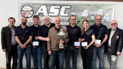 Die geehrten Senioren der internen Clubmeisterschaft (Saison 2025) des ASC - vorne Clubmeister und aktueller Wanderpokal-Besitzer Werner Söhnlein, links dahinter Albert Greß (Platz 2), es fehlt Sebastian Söhnlein (Platz 3), alle Sportfahrer wurden zusätzlich mit einem Präsent geehrt, links: 2 Bürgermeister Günter Koller, rechts: 1. ASC-Vorstand Hans Bohmann; (Bild: Michael Luber)