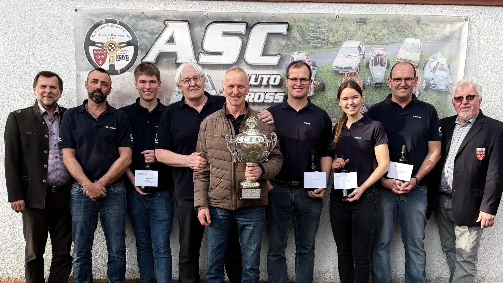 Die geehrten Senioren der internen Clubmeisterschaft (Saison 2025) des ASC - vorne Clubmeister und aktueller Wanderpokal-Besitzer Werner Söhnlein, links dahinter Albert Greß (Platz 2), es fehlt Sebastian Söhnlein (Platz 3), alle Sportfahrer wurden zusätzlich mit einem Präsent geehrt, links: 2 Bürgermeister Günter Koller, rechts: 1. ASC-Vorstand Hans Bohmann; (Bild: Michael Luber)