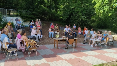 Sommerabend mit Literatur und Wein. (Bild: Monika Auer)