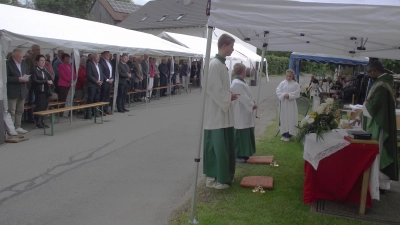 Zum Beginn es „Matzlesriether Dorfkapellenfest“ feiert man einem Gottesdienst, den Pater Jo von der Pfarrei Roggenstein zelebrierte.  (Bild: Robert Ronke)