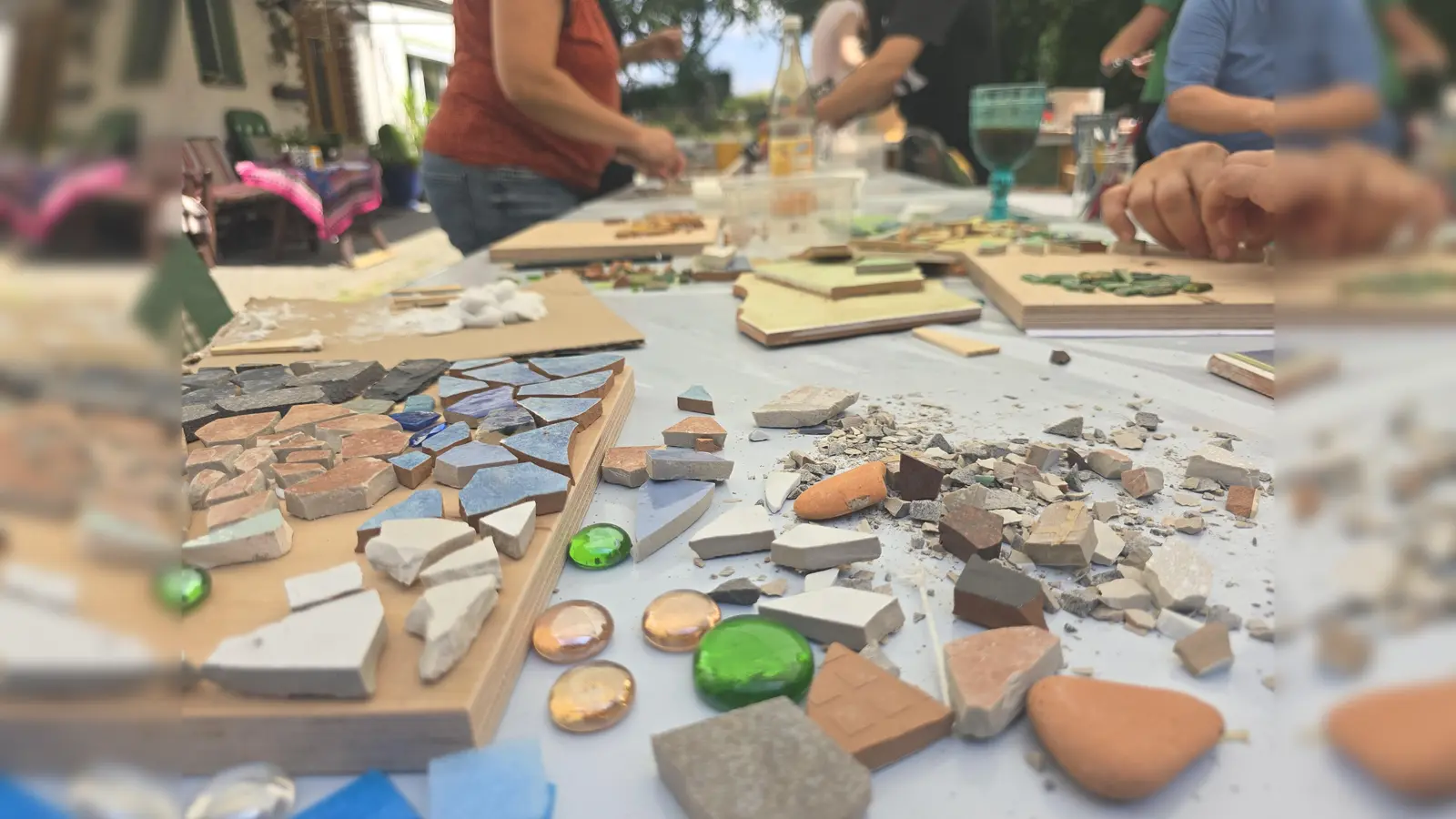 Mosaikworkshop, Upcycling von alten Fliesen (Bild: Lauretta Hildegard)