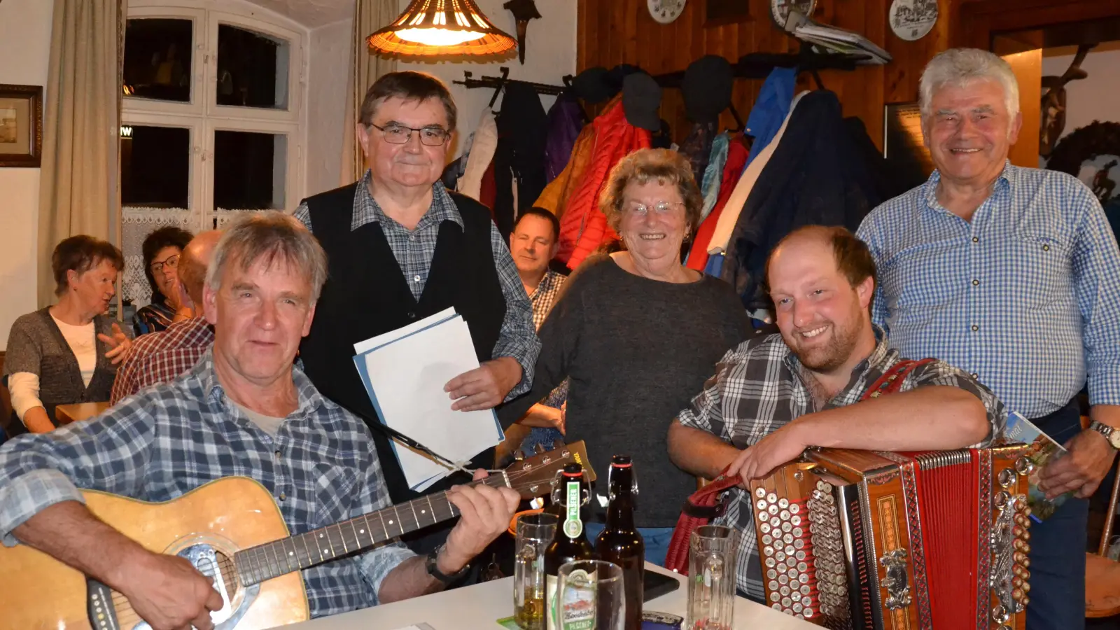 Die Interpreten und die Musikanten von li. :Richard Reger, Max Frischholz, Helene Rolle, Andreas Hofmeister und H. Ebnet. (Bild: Helene Rolle)