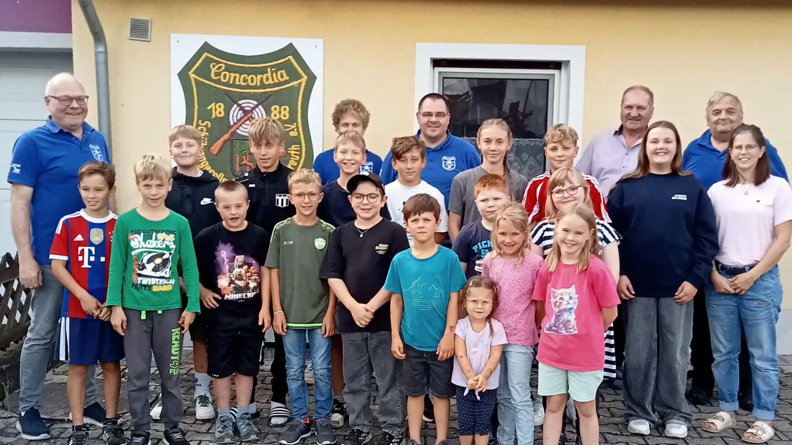 v.l. Vorsitzender Martin Dietz mit den teilnehmenden Kindern und seinem Helferteam beim Ferienprogramm Moderner Fünfkampf im Schützenheim (Bild: Max Bindl)