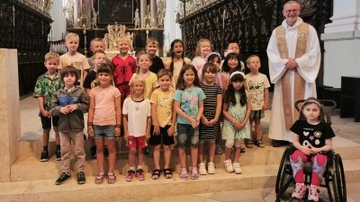 Die Kinder waren sehr aufmerksam und interessant bei der Feier ihrer Tauferinnerung. (Bild: Elisabeth Schicker )