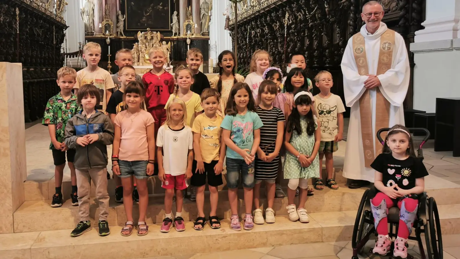Die Kinder waren sehr aufmerksam und interessant bei der Feier ihrer Tauferinnerung. (Bild: Elisabeth Schicker )