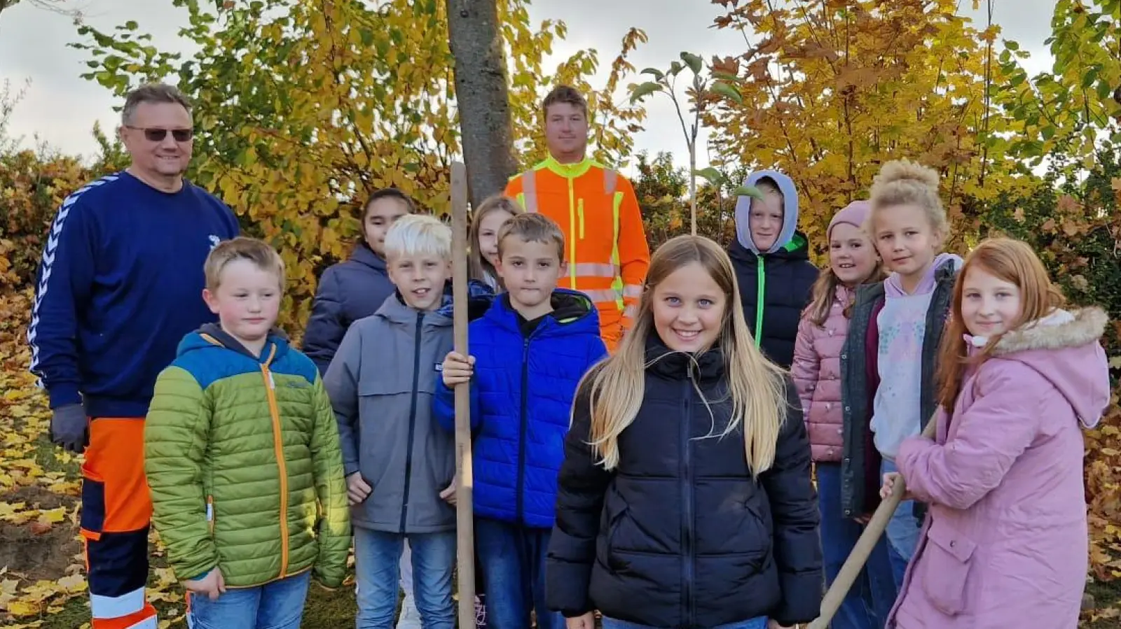 Jedes Kind durfte beim Pflanzen der Bäume mithelfen. (Bild: Sigrid Reger-Scharf)
