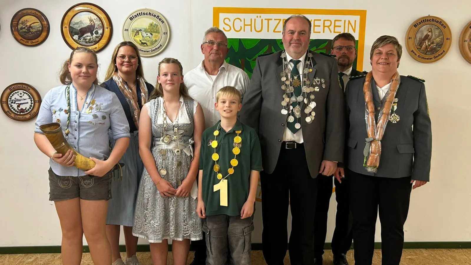 Schützenliesel Anna Zant, Paula Zant, Julia Ulrich Jugendkönigin, Ludwig Zant 1. Ritter, Günter Kraus Schützenkönig, Stefan Zant Sportleiter, Verena Zant,  (Bild: Verena Zant)