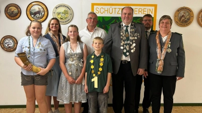 Schützenliesel Anna Zant, Paula Zant, Julia Ulrich Jugendkönigin, Ludwig Zant 1. Ritter, Günter Kraus Schützenkönig, Stefan Zant Sportleiter, Verena Zant,  (Bild: Verena Zant)