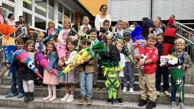 24 Buben und Mädchen wurden in Etzenricht eingeschult. Auch Klassenlehrerin Julia Greger ist neu an der Schule (Bild: Gabriela Bäumler)