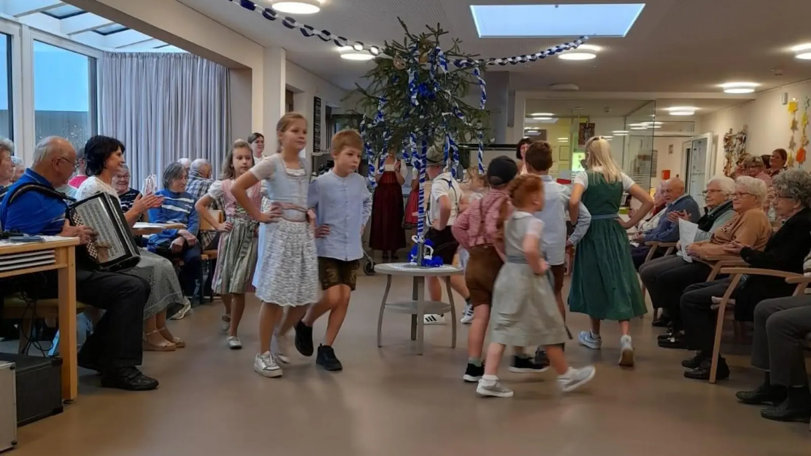 Etsdorfer-Kirwakinder begeistern mit ihrem Auftritt in der Tagespflege. (Bild: Katharina Kohl)