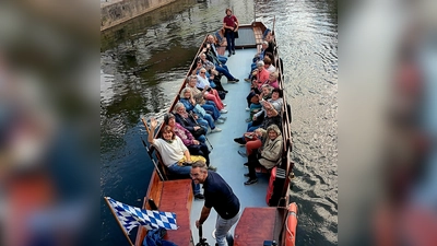 Bereit zur Abfahrt: Die AWO-Ausflugsgruppe startet zur Plättenfahrt entlang der Vils. (Bild: Johann Völkl)