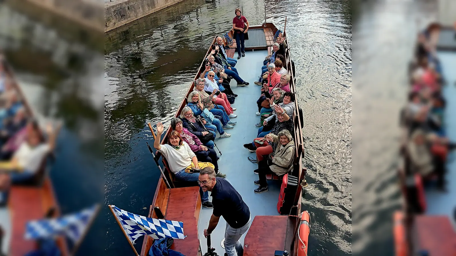 Bereit zur Abfahrt: Die AWO-Ausflugsgruppe startet zur Plättenfahrt entlang der Vils. (Bild: Johann Völkl)