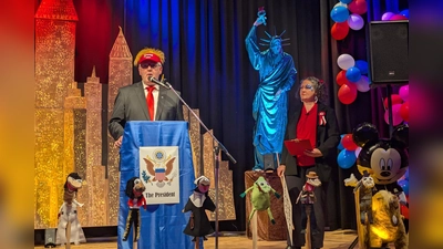 „Präsident Trump” amüsiert sich über den Nabburger „Way of Life”. (Bild: Sabine Hayn)