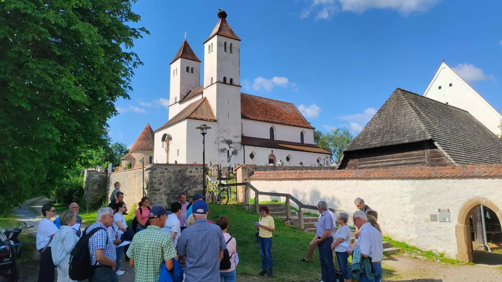 Die Wallfahrerinnen und Wallfahrer aus Pfreimd vor der Kirche St. Petrus und Paulus in Perschen, (Bild: Sebastian Most)