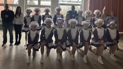 Die Jugendgarde Eschenbach begeisterte die gesamte Schulgemeinschaft mit einer schwungvollen Tanzeinlage in der Aula. (Bild: Franziska Adam)