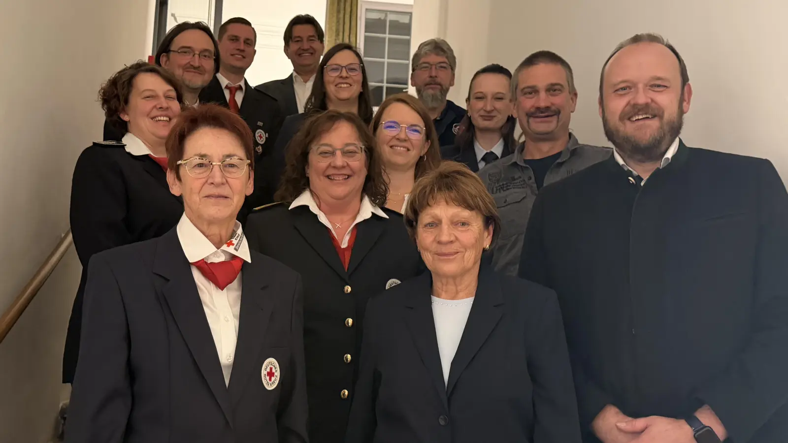 Landrat und BRK-Kreisverbands-Vorsitzender Andreas Meier zeigte sich stolz zahlreiche Ehrenamtliche für ihr langjähriges ehrenamtliches Engagement auszeichnen zu dürfen. (Bild: Sandro Galitzdörfer)