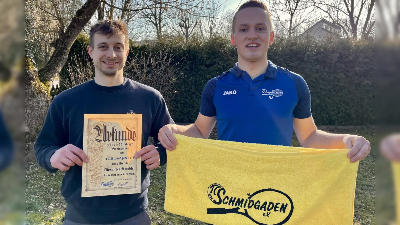 Jubilar Alexander Spindler mit dem Vorsitzenden und Jugendwart Martin Bauer. (Bild: Anna Bauer)