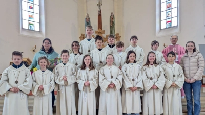 Die Ministranten mit Herrn Pfarrer Puthenchira, Franziska Kraus und ihrer neue Betreuerin Lisa Ziegler. (Bild: Lisa Ziegler)